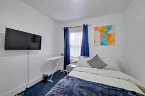 Cozy London Apartment with Great Views, London